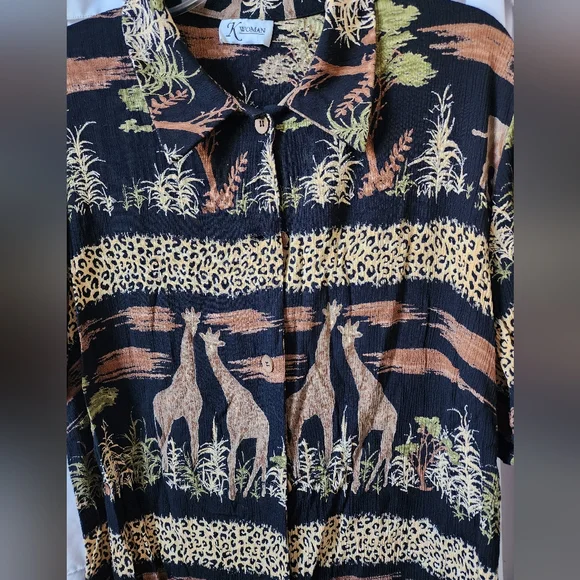 Women's Giraffe Buttoned Blouse Size Large - Picture 3 of 4